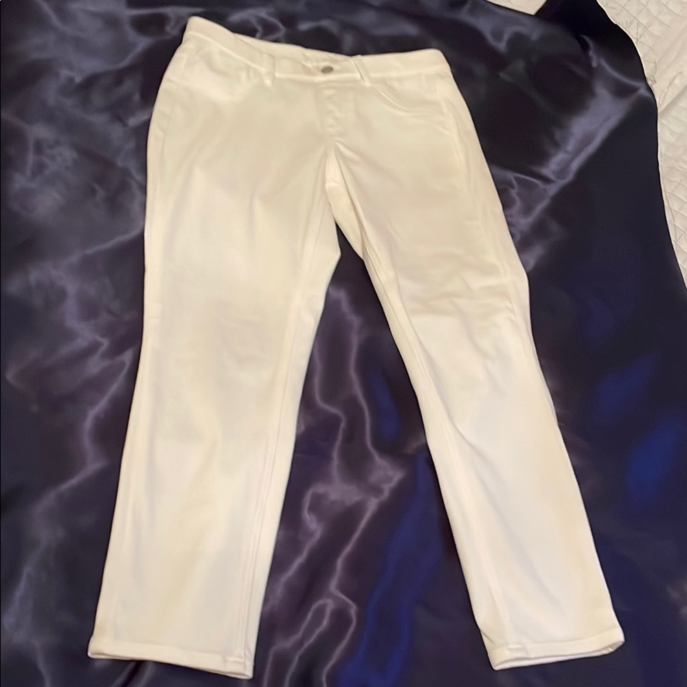 Uniqlo size Med Women's White pants. Fits size 24.75” - 27”.